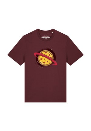 T-shirt rouge foncé avec un graphisme d'une pizza pepperoni conçue comme une planète avec un anneau rouge comme Saturne dans l'espace.
