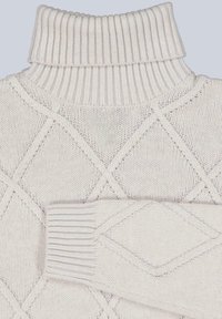 Cremfarbener Rollkragenpullover mit Rautenmuster, geripptem Kragen und Bündchen, die eine strukturierte Oberfläche aufweisen. Weiches, gestricktes Material.