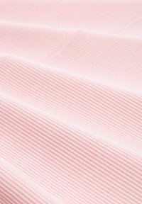 Helle rosa Stoff mit gleichmäßig verteilten weißen Streifen. Weiche Textur, sanft gewellter Oberfläche, geeignet für Bekleidung oder Heimtextilien.