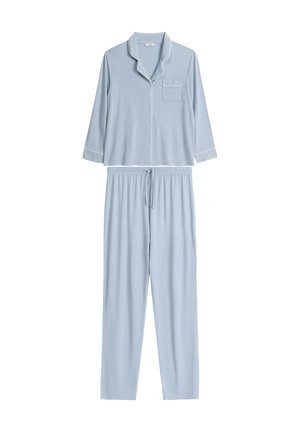Jasnoniebieski komplet piżamowy wykonany z miękkiego materiału; zawiera koszulę z guzikami z trzema ćwierć rękawami oraz dopasowane spodnie na gumce.
