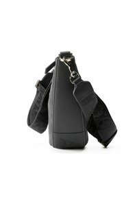 Borsa a mano in pelle nera con finitura texturizzata, dotata di tracolla removibile e accessori in argento. La tracolla presenta un motivo a logo ripetuto.