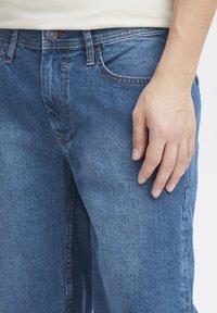 Blend BHDENIM SLIM/ REGULAR FIT - Džinsa auduma šorti - denim middle blue