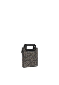 Bolsa rectangular con un patrón abstracto en marrón oscuro y negro, fabricada con un tejido texturizado y un robusto asa negra. Sin correas ajustables.