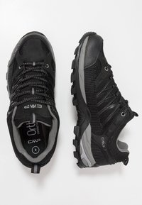 Czarne buty górskie z siateczkową i syntetyczną cholewką, grubą szaro-rubberową podeszwą oraz szarymi akcentami na sznurowadłach i wnętrzu.
