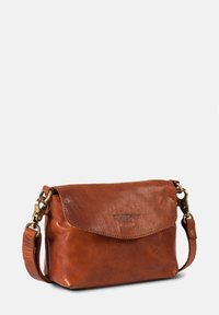 Braune Leder-Umhängetasche mit einem Klappenverschluss, verstellbarem Riemen und metallischen Beschlägen. Sie zeichnet sich durch eine glatte Textur und dezentes Branding aus.