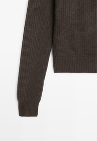 Brązowy sweter z dzianiny, z fakturowanym wzorem, prążkowanymi mankietami i dołem, w luźnym kroju i z miękkiego materiału.