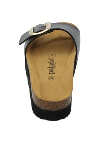 Schwarze Leder-Sandale mit Metallbuckle, gepolstertem Korkfußbett und strukturiertem Gummiausgang. Glatte Innenfläche und konturierte Form.