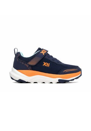 Zapatilla deportiva azul marino y naranja con suela blanca, parte superior de malla, tira de velcro con la etiqueta Xti y logotipo naranja en el lateral.