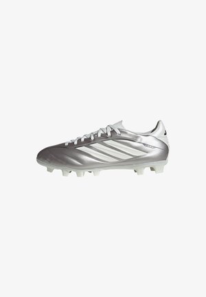 Zilveren en witte Adidas Copa voetbalschoen met noppen en veters, zijaanzicht op een witte achtergrond.