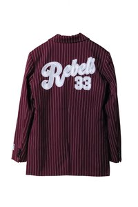 Bordový blazer s pruhy a bílou výšivkou "Rebels" a "33" na zadní straně. Obsahuje klopový límec a knoflíkové manžety.