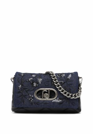 Petit sac à main en cuir noir et denim bleu foncé avec broderie florale en sequins, fermoir ovale argenté et bandoulière chaîne épaisse argentée.