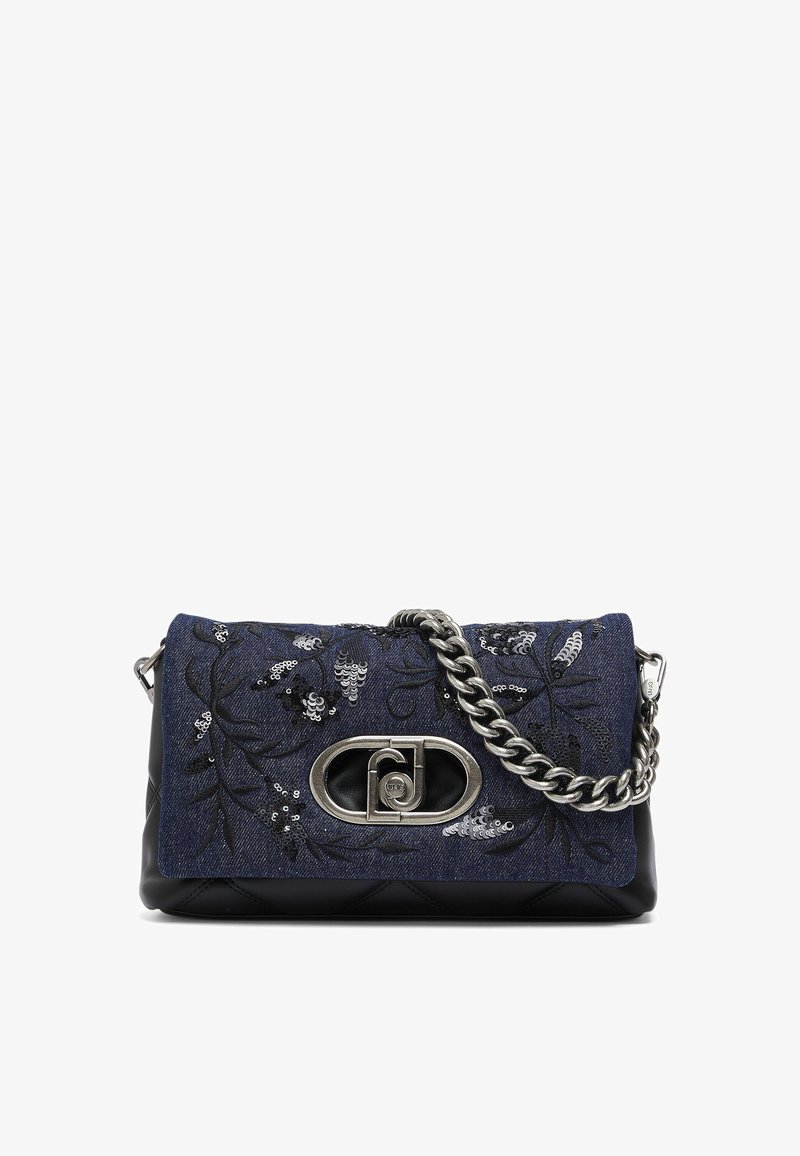 Petit sac à main en cuir noir et denim bleu foncé avec broderie florale en sequins, fermoir ovale argenté et bandoulière chaîne épaisse argentée.