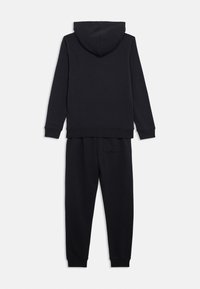 Juodas gobtuvas su suderintomis sportinėmis kelnėmis, abi su raukiniais ant rankovių ir užpakaline kišene ant kelnių.