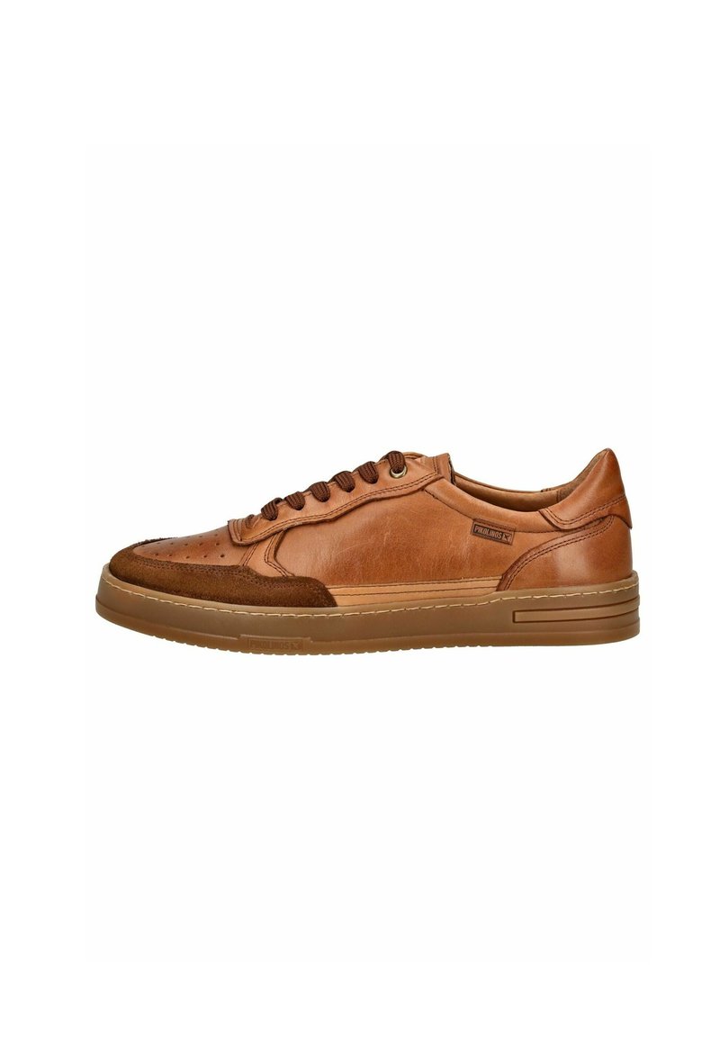 Sneaker in pelle marrone con accenti in suede, punta rotonda e dettagli perforati. Presenta lacci marroni e una suola in gomma. Design classico.