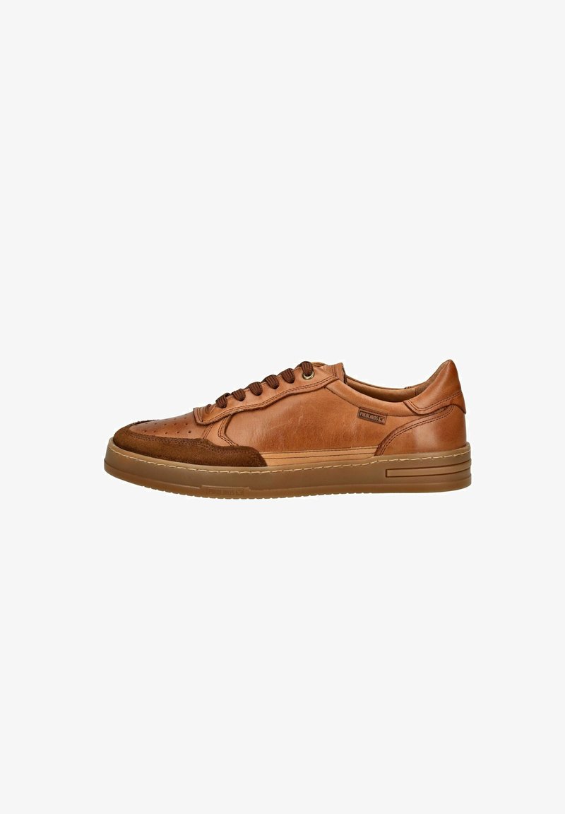 Sneaker in pelle marrone con accenti in suede, punta rotonda e dettagli perforati. Presenta lacci marroni e una suola in gomma. Design classico.