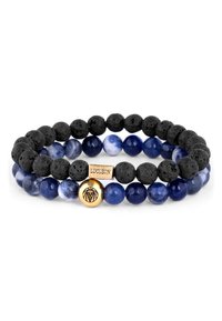Lava-Gesteins- und blaue Sodalith-Perlen-Armband mit goldenen Akzenten und einem Löwenemblem, das abwechselnd schwarze und blaue Perlen zeigt.