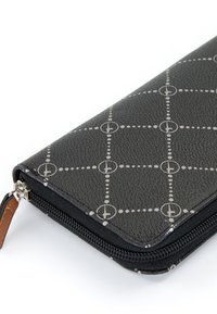 Portafoglio nero con superficie textured, caratterizzato da un motivo geometrico di cerchi e punti. Chiusura con zip con un accento in pelle marrone.