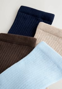 Neljä paria ribbineulottuja sukkia väreissä laivastonsininen, ruskea, beige ja vaaleansininen. Jokaisessa sukan varressa on teksturoitu kuvio ja kontrastivärinen resori.