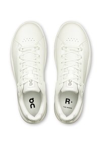 On THE ROGER ADVANTAGE - Trainers - white   white