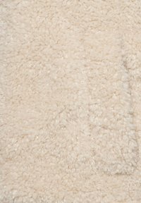 Romig beige, pluizige stof met een zachte, gestructureerde oppervlakte; lijkt op fleece met een licht onregelmatig, gezellig patroon door het geheel.
