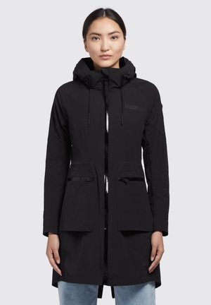 Zwarte waterproof parka met een capuchon, voorzien van een ritssluiting aan de voorkant, twee grote voorkruiken en verstelbare trekkoordjes in de taille en bij de capuchon.