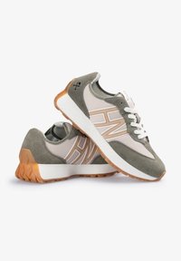 Zapatillas grises y beige con parte superior de malla, acentos de ante, cordones blancos y suela de goma con un patrón texturizado.