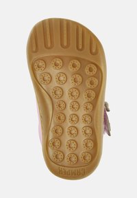 Suola in gomma con motivi circolari in rilievo, con una texture liscia e di colore beige chiaro. Brand embosso vicino al tallone.