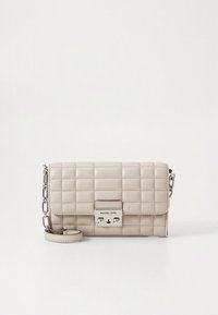 Pihe-puha krémszínű bőrből készült táska ezüst színű fémrészletekkel, mágneses záródással és levehető láncos pánttal. Elől logóval ellátott tábla található.