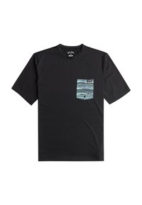 Svart t-shirt med korta ärmar, med en mönstrad blå ficka med geometriska mönster. Tillverkad av ett mjukt tyg, avslappnad passform.