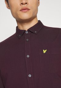 Lyle & Scott REGULAR FIT LIGHT WEIGHT OXFORD - Camisa - glenshee plum