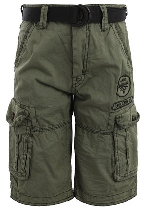 Pantalones cortos cargo verdes con múltiples bolsillos, cinturón negro y parches de marca cosidos en los bolsillos delanteros y laterales.