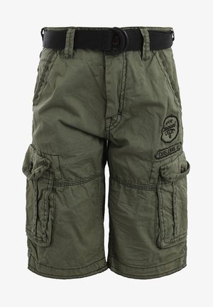 Pantalones cortos cargo verdes con múltiples bolsillos, cinturón negro y parches de marca cosidos en los bolsillos delanteros y laterales.