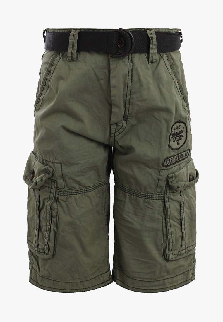Short cargo vert avec plusieurs poches, ceinture noire et patchs de marque cousus sur les poches avant et latérales.