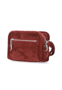 Borsa a spalla in suede rosso con hardware in argento, dotata di tasca frontale con zip e manico ad anello. Forma rettangolare compatta.