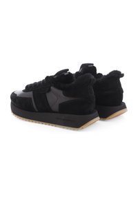 Schwarze Sneakers aus einer Kombination von Leder und Wildleder, mit einer dicken strukturierten Sohle und einem Fellfutter am Kragen für zusätzliche Isolierung.