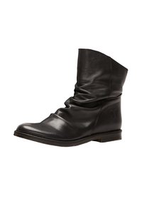Bottine en cuir noir à design décontracté, bout arrondi, talon bas, avec un discret logo papillon sur le côté. Texture lisse, détails minimalistes.