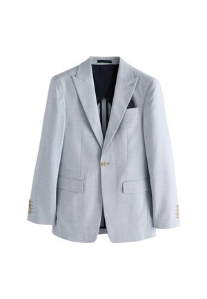 Blazer gris claro con un diseño estructurado, solapas de pico, dos bolsillos frontales y un pañuelo de bolsillo azul. Presenta botones dorados en los puños.