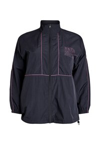 Melna rāvējslēdzēja jaka ar rozā apmalēm, augstu apkakli, elastīgām aprocēm un mazām rozā uzrakstiem augšējā kreisajā krūtīs un piedurknēs.