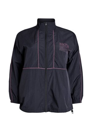 Juoda striukė su užtrauktuku, rožinėmis įsiūtomis detalėmis, aukštu apykakliu, elastingais rankogaliais ir mažu rožiniu užrašu kairėje krūtinės pusėje bei rankovėse.