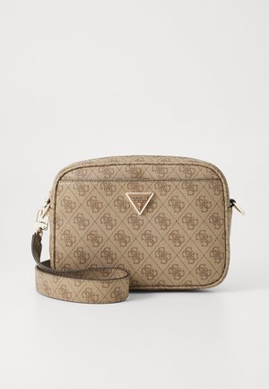 Beige syntetisk axelväska med en strukturerad geometrisk mönstring, guldfärgad metall och en avtagbar rem för mångsidig användning.