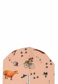 Beige tygmössa med djur- och naturmotiv, inklusive kor, fåglar och en cyklist. Designen inkluderar olika tassavtrycksmönster.