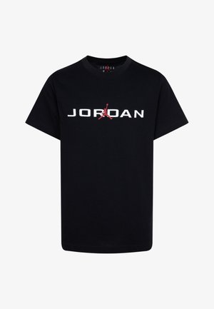 Camiseta de algodón negra con un gran logo blanco de "JORDAN" y una silueta de Jumpman en rojo. Diseño de mangas cortas y cuello redondo.