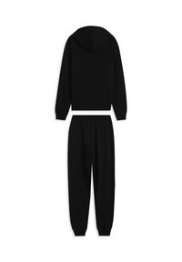 Sudadera negra con capucha, bolsillo frontal tipo canguro y pantalones jogger a juego. Tejido de algodón suave, ajuste holgado y puños acanalados en las mangas y los tobillos.