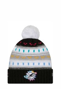 Beanie lavorato a maglia nera con un pom-pom bianco, decorato con strisce multicolori e motivi a cuore, e un logo ricamato sul davanti.