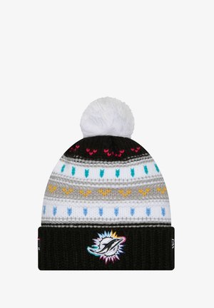 Schwarze gestrickte Mütze mit einem weißen Pompon, mit mehrfarbigen Streifen und Herzmustern, sowie einem gestickten Logo an der Vorderseite.
