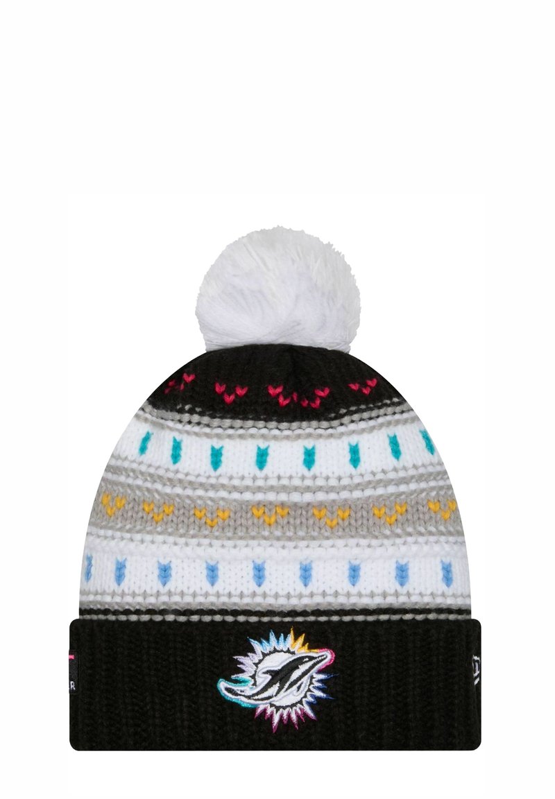 Beanie lavorato a maglia nera con un pom-pom bianco, decorato con strisce multicolori e motivi a cuore, e un logo ricamato sul davanti.