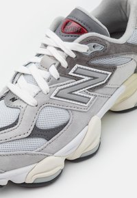 New Balance U9060 UNISEX Sapatilhas grey/cinzento