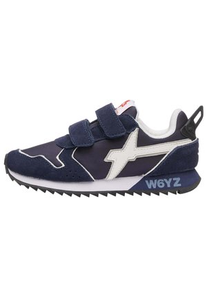 Baskets bleu marine avec des accents blancs, tige en suède et synthétique, bandes Velcro, semelle à motifs, et marque "W6YZ" sur le talon.