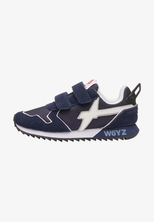 Sneaker blu navy con accenti bianchi, tomaia in suede e sintetico, cinturini in velcro, suola con motivo e marchio "W6YZ" sul tallone.