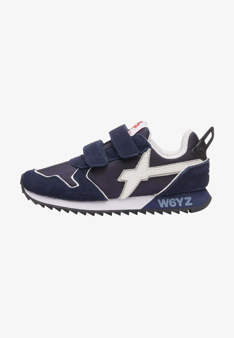 Baskets bleu marine avec des accents blancs, tige en suède et synthétique, bandes Velcro, semelle à motifs, et marque "W6YZ" sur le talon.